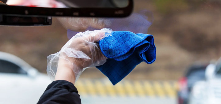 7 trucos para limpiar el parabrisas del coche por fuera