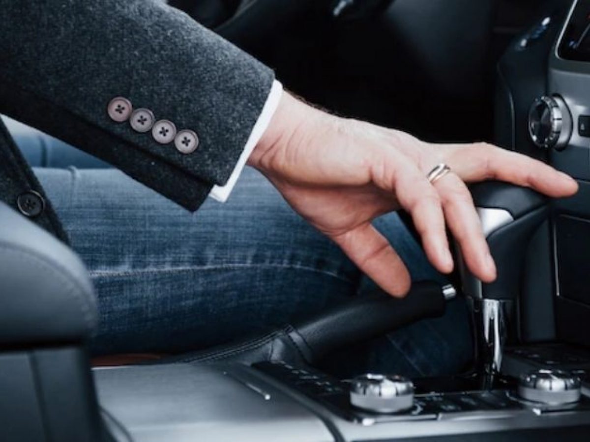 Desmontando mitos: ¿Romperé mi coche si tiro del freno de mano sin pulsar  el botón?